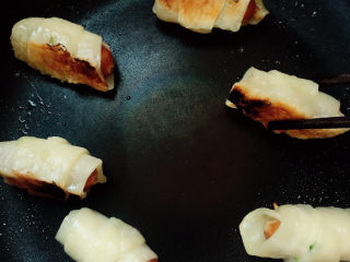 9、脆皮肠卷饼,煎