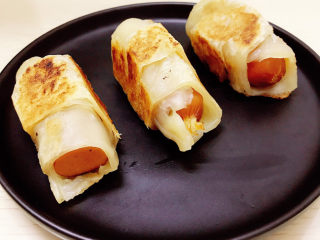 11、脆皮肠卷饼,装盘食用