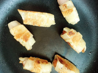 10、脆皮肠卷饼,翻面煎至金黄色
