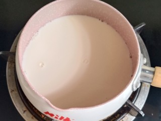 5、姜撞奶,水牛奶是最好的，如果没有的话用全脂牛奶。把牛奶倒入锅中，全程开小火