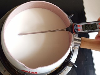 6、姜撞奶,加入糖搅拌，加热到糖融化，锅边的牛奶稍微起泡关火。最合适的温度是75－85之间，温度太高太低都影响最后成品