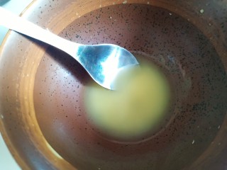 7、姜撞奶,这步很关键，姜汁放了一会有沉淀物了，一定要用勺子搅匀