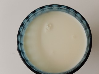 8、姜撞奶,把牛奶冲进姜汁中，让两者充分融合。等待3－5分钟左右