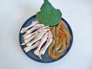 1、干锅西兰花,准备需要的食材。