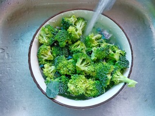 2、干锅西兰花,西兰花用手掰成小块，加一点点盐清洗一下。