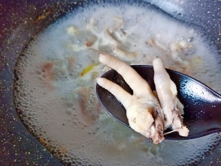 6、干锅西兰花,等到鸡爪煮熟捞出控水。