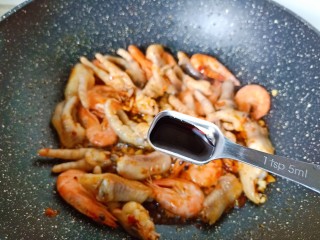 11、干锅西兰花,加生抽、蚝油、料酒各两勺调味料翻炒均匀。