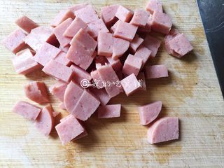 3、快手早餐 杂蔬芝士吐司盏,午餐肉切丁。