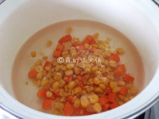 6、快手早餐 杂蔬芝士吐司盏,玉米粒和胡萝卜丁开水里汆烫一下，捞出。