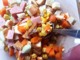 7、快手早餐 杂蔬芝士吐司盏,随后，把除鸡蛋外的所有配菜，包括面包丁，拌匀。