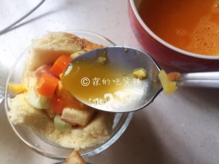 11、快手早餐 杂蔬芝士吐司盏,再把蛋液浇上去。