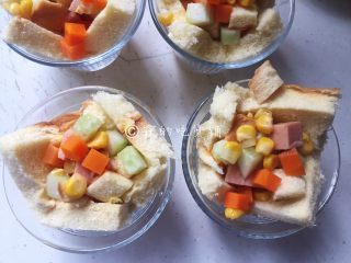 10、快手早餐 杂蔬芝士吐司盏,中间多多的放上配菜。