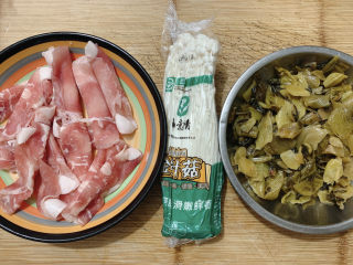 1、酸菜肥牛,主要食材如图所示示意，肥牛一份、金针菇一包、酸菜适量。