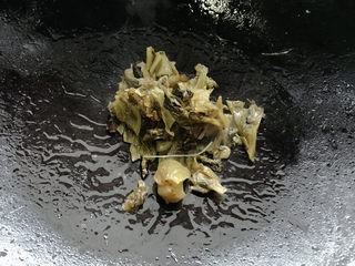 4、酸菜肥牛,加入酸菜，炒出迷人酸香