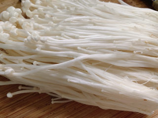 5、酸菜肥牛,金针菇切去尾部，洗净，手动撕成小块。