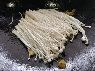 6、酸菜肥牛,入锅中，加适量清水，煮至金针菇变软