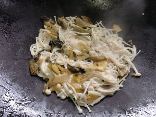 7、酸菜肥牛,适当的翻动一下食材