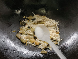 8、酸菜肥牛,加入适量食盐调味