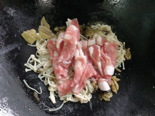 9、酸菜肥牛,然后将肥牛平铺在面上