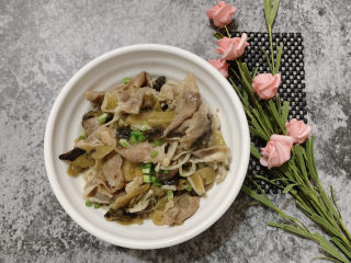 12、酸菜肥牛,酸香鲜美激发味蕾