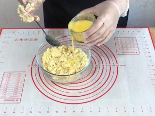 2、外酥里嫩的~爆浆芝士塔,加入少量的鸡蛋液。