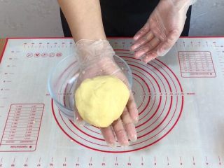 3、外酥里嫩的~爆浆芝士塔,将塔皮快速揉成团，用保鲜膜包好，入冷藏15~20分钟。