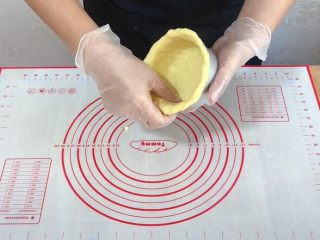 5、外酥里嫩的~爆浆芝士塔,放入模具，用手按压贴合。