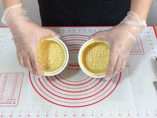 6、外酥里嫩的~爆浆芝士塔,用刀子切去多余塔皮，并用叉子在底部插孔。放入冰箱冷藏10分钟左右定型。