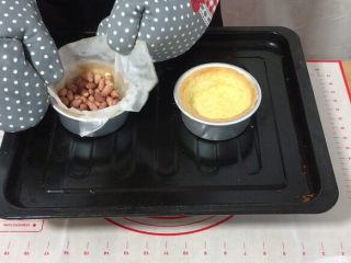 7、外酥里嫩的~爆浆芝士塔,顶上压重物，上下火200度15~18分钟。取出重物，再入烤箱烤3~5分钟，让中间塔皮烤干。