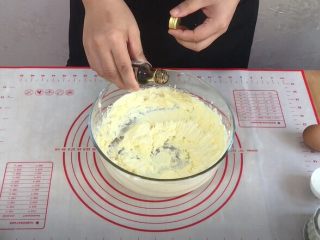 9、外酥里嫩的~爆浆芝士塔,加入2~3滴香草精，搅匀。