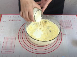 11、外酥里嫩的~爆浆芝士塔,加入淡奶油，搅匀。