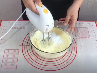 12、外酥里嫩的~爆浆芝士塔,加入玉米淀粉，搅匀。