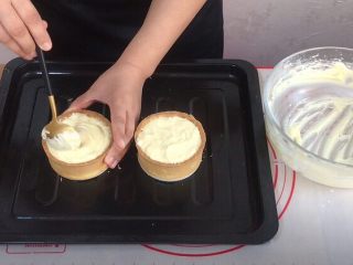 13、外酥里嫩的~爆浆芝士塔,倒入烤好的塔皮中。