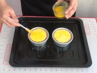 14、外酥里嫩的~爆浆芝士塔,表面刷一层蛋液。上下火150°C，20分钟左右。