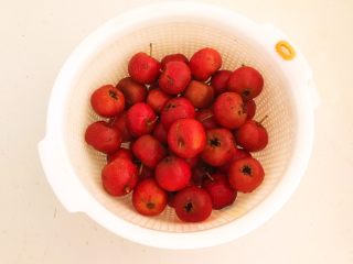 1、美味小零食  糖霜山楂,把山楂清洗干净