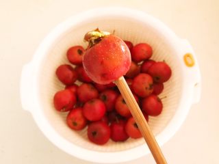 2、美味小零食  糖霜山楂,用筷子把山楂穿透，去除山楂籽