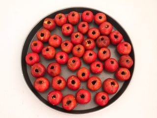 3、美味小零食  糖霜山楂,把所有山楂去籽后晾干