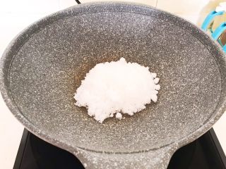 7、美味小零食  糖霜山楂,炒锅烧热后加入绵白糖