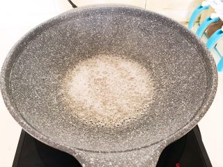 9、美味小零食  糖霜山楂,大火烧开后小火熬至糖浆出现密集的小泡，这时候糖浆里面的水份基本没有了，就可以关火了