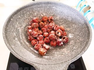 11、美味小零食  糖霜山楂,不停翻炒，让每颗山楂都均匀的裹上一层糖浆，并且颗颗分离，不要粘在一起