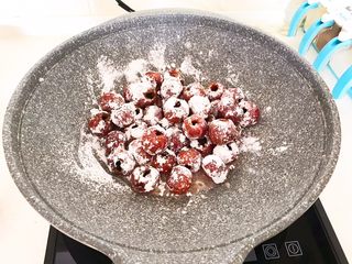 12、美味小零食  糖霜山楂,筛入糖粉，翻炒均匀，要使每粒山楂都均匀的裹上一层糖粉