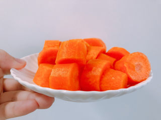 3、胡萝卜炖牛腩,削皮之后切成块。