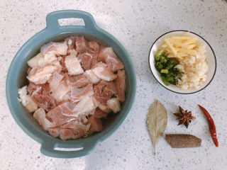 5、胡萝卜炖牛腩,切好葱,姜蒜末。