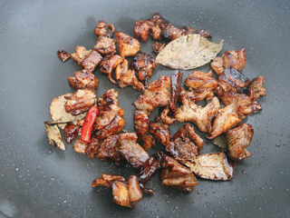 10、胡萝卜炖牛腩,国内下油,放入所有香料爆炒,出了香味之后,放入牛腩,加入生抽,蚝油老抽。