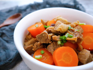 13、胡萝卜炖牛腩,起锅撒点葱花就可以开动了。