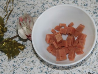 5、鸡蛋火腿辣椒酱炒饭,切成小丁