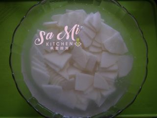 3、柿子椒土豆片（家常版）,切好的土豆片用凉水浸泡