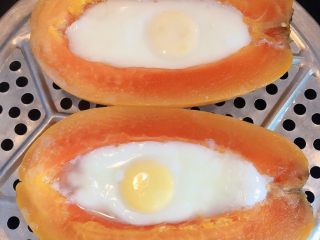 7、蒸木瓜溏心蛋| 美颜丰胸,盖盖儿，大火蒸3分钟，关火儿焖2分钟。可以出锅了。