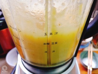 2、菠萝酱三角包,放破壁机中打碎