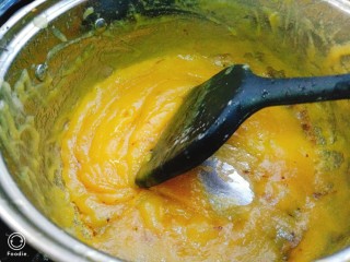 5、菠萝酱三角包,熬至浓稠即可。